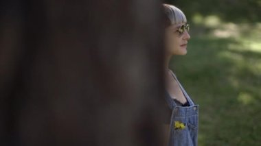 Kırsal kesimde genç bir kadın