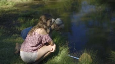 Nehirde balık tutma arkadaşlar