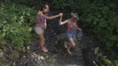 Dere geçerken arkadaşlar