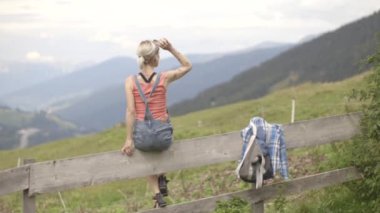 Mountain view adlı arayan kadın