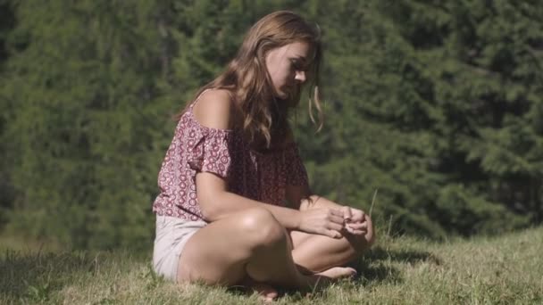 Mujer mirando la vista en el campo — Vídeos de Stock