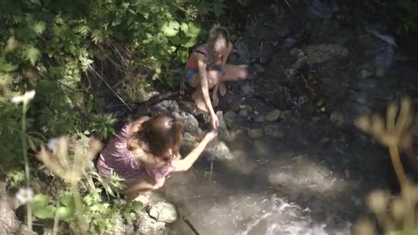 Amigos desfrutando campo — Vídeo de Stock