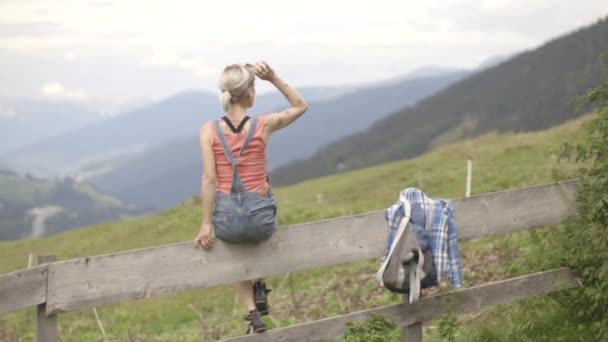 Mulher olhando para a vista da montanha — Vídeo de Stock