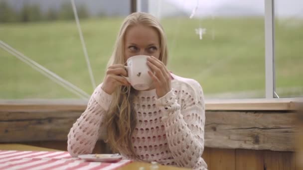 Žena pije kávu — Stock video