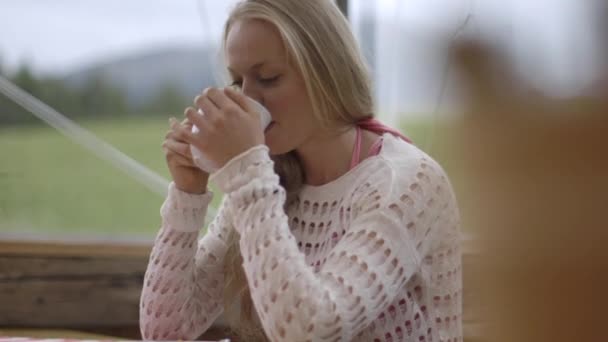 Vrouw die koffie drinkt — Stockvideo