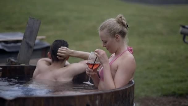 Casal em uma banheira de hidromassagem — Vídeo de Stock