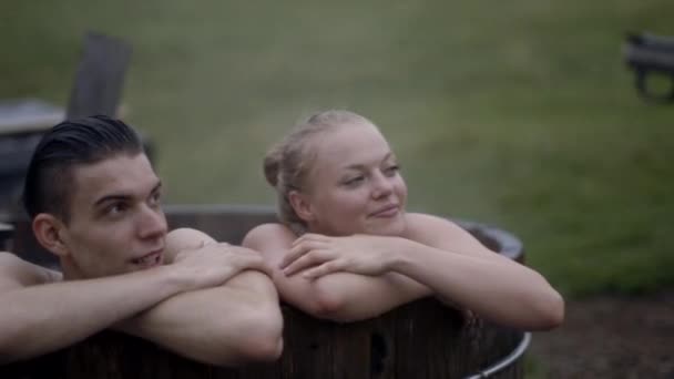 夫妇在洗热水澡 — 图库视频影像