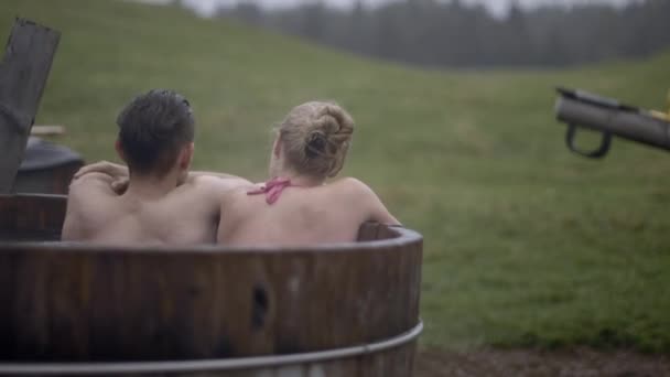 Paar in een hot tub — Stockvideo