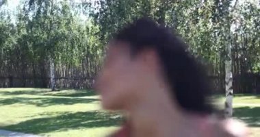 Dalga geçmeyi ve gülümseyen genç kız 