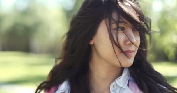 Молодая девушка с ветром в волосах — стоковое видео