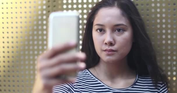 Młoda dziewczyna przy selfie — Wideo stockowe