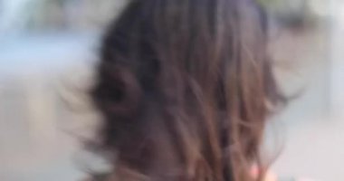 gülümseyen ve sokakta yürüyen sırt çantası ile kız