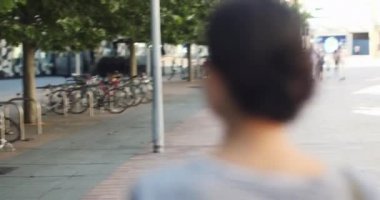 gülümseyen ve sokakta yürüyen sırt çantası ile kız
