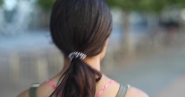 Chica con mochila sonriendo y caminando en la calle — Vídeos de Stock