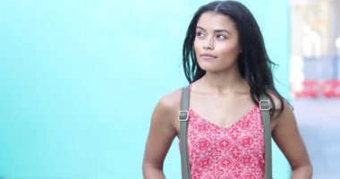 sırt çantası gülümseyen genç kız