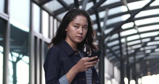 Menina jovem usando smartphone — Vídeo de Stock