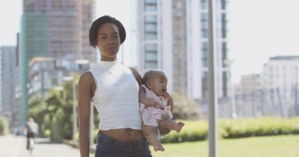 Madre llevando bebé niña — Vídeos de Stock