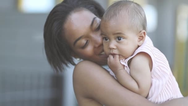 Mãe carregando bebê menina — Vídeo de Stock