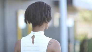 Kameraya bakarak Afro Amerikalı kadın