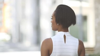 Kameraya bakarak Afro Amerikalı kadın