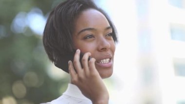 genç kadın Smartphone açık havada tarafından söz