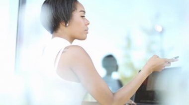 işkadını Smartphone tarafından dizüstü bilgisayarda çalışırken konuşmak