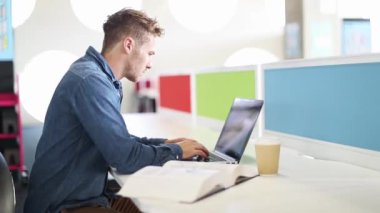 Dizüstü bilgisayarda çalışan adam