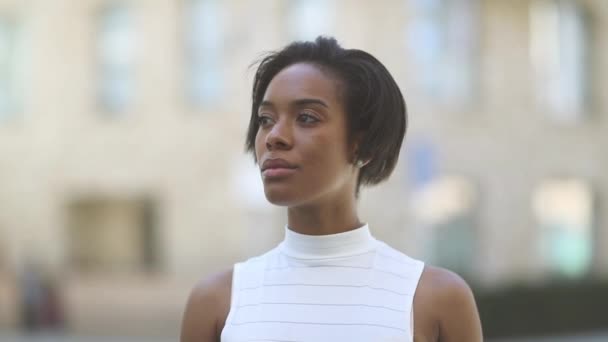 Afro amerikalı kadın kameraya dönüyor — Stok video