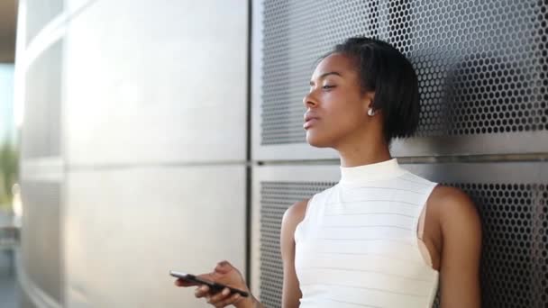 Kobieta stojąc i przy użyciu smartfona — Wideo stockowe