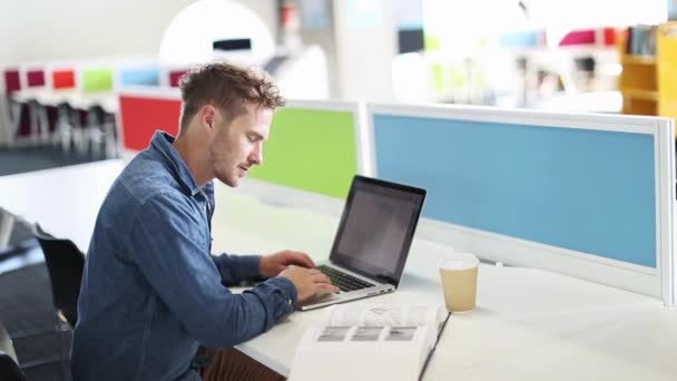 Man werkt op laptop — Stockvideo