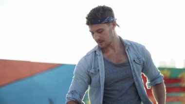 Smartwatch kullanan trendy adam