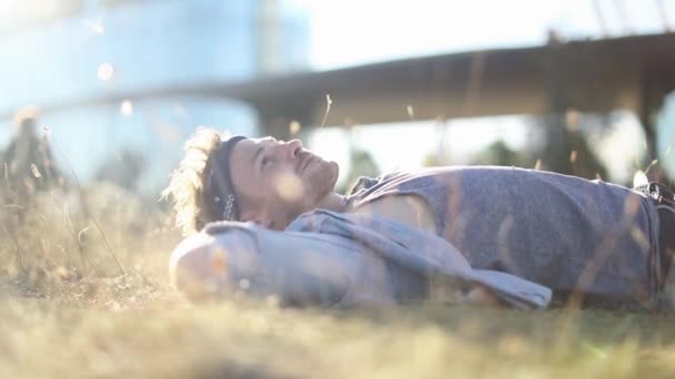 日光浴在长草的男人 — 图库视频影像