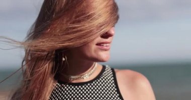 Kumsalda güneşlenen kadın.