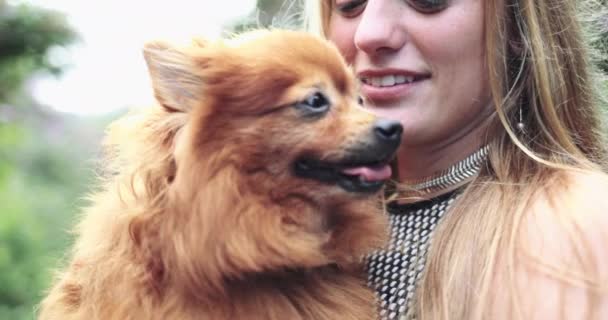 Mujer sonriendo con mascota perro — Vídeo de stock