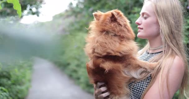 Mujer sonriendo con mascota perro — Vídeo de stock