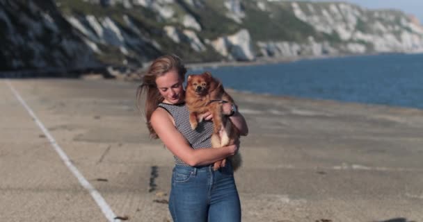 Vrouw op strand met huisdier hond — Stockvideo