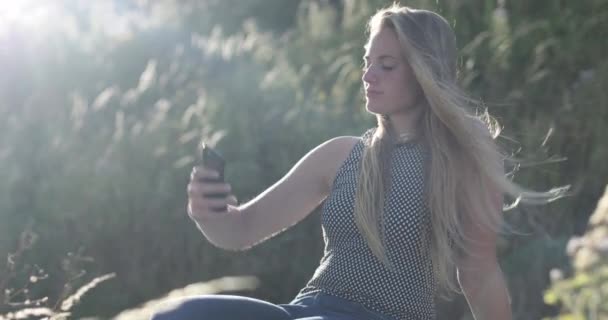 Mujer tomando selfie en smartphone — Vídeo de stock