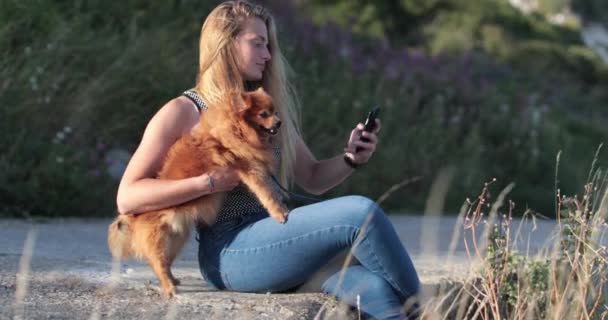 Mujer tomando selfie con mascota perro — Vídeo de stock