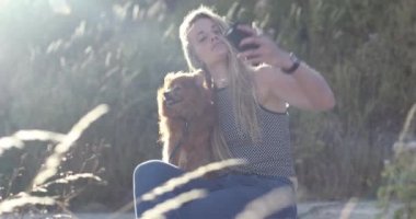 selfie ile evde beslenen hayvan köpek alarak kadın
