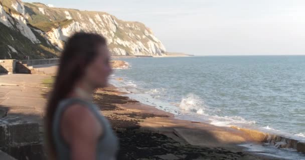 Mulher andando na praia — Vídeo de Stock