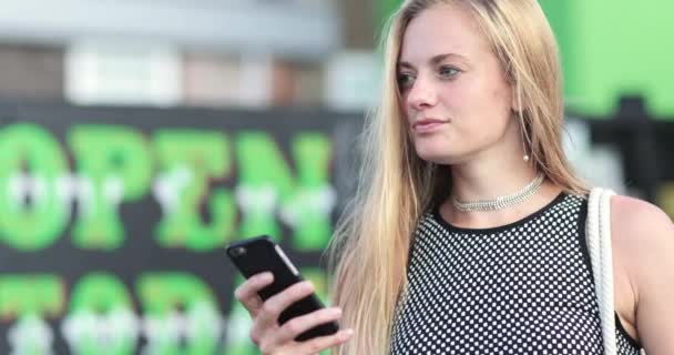 Junge Frau nutzt Smartphone — Stockvideo