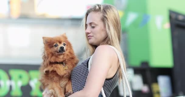 Mujer joven con perro de compañía — Vídeo de stock