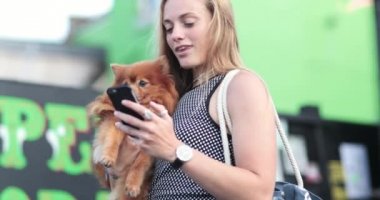 evde beslenen hayvan köpek ile sokakta yürüyen kadın