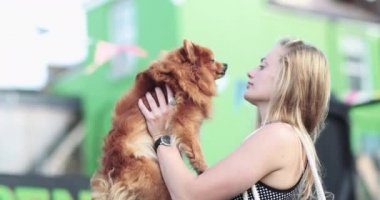 Evcil köpekle oynayan kadın