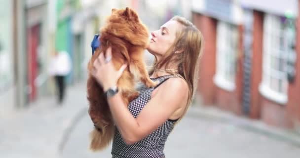 Frau hält Hund — Stockvideo