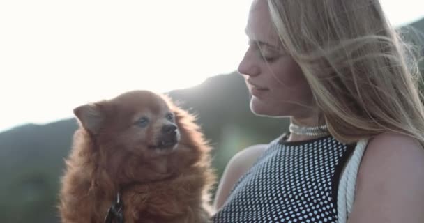 Vrouw lopen op strand met huisdier hond — Stockvideo