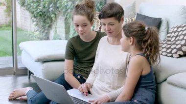 Anne kızı dizüstü bilgisayar kullanarak 