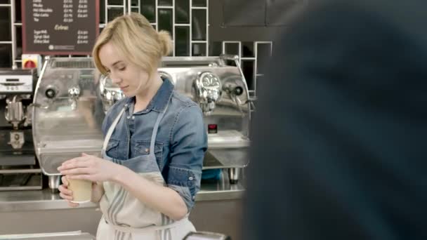 Barista sirviendo café a hombre de negocios — Vídeos de Stock