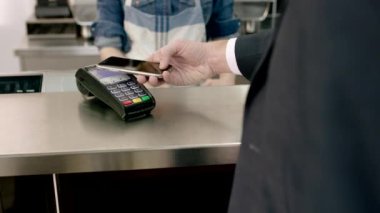 Kafede temassız ödeme iş adamı