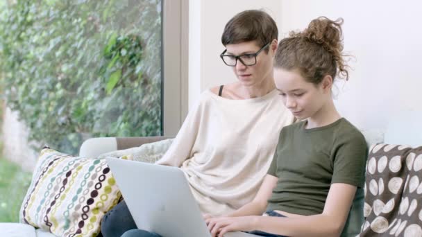 Tiener van moeder helpen met huiswerk — Stockvideo